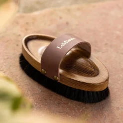 LeMieux Artisan Lambswool Body Brush -Farm housse 54ca2204 e930 4baa 82a1 5c04732a7640