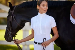 Ariat Womens Luxe Short Sleeve Show Shirt -Farm housse S23 WMS ENGL Carmel LaCunha Shot 01 6359 RTL